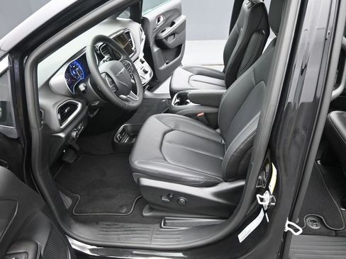 New 2026 Chrysler Voyager LX image 9