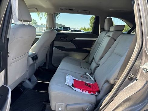 Used 2018 Toyota Highlander LE AWD/4WD image 5