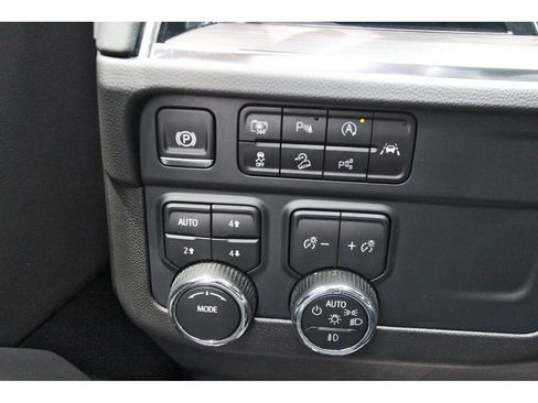 Used 2025 Chevrolet Suburban Z71 AWD/4WD image 21