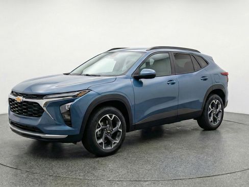 Used 2025 Chevrolet Trax LT w/ LT Convenience Package image 3