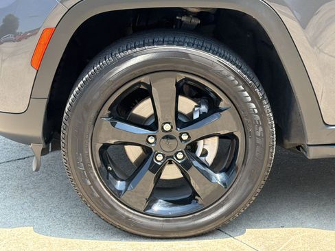 Used 2025 Jeep Grand Cherokee Altitude w/ Trailer Tow Package AWD/4WD image 13