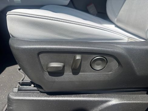 Used 2025 Chevrolet Suburban Premier AWD/4WD image 18