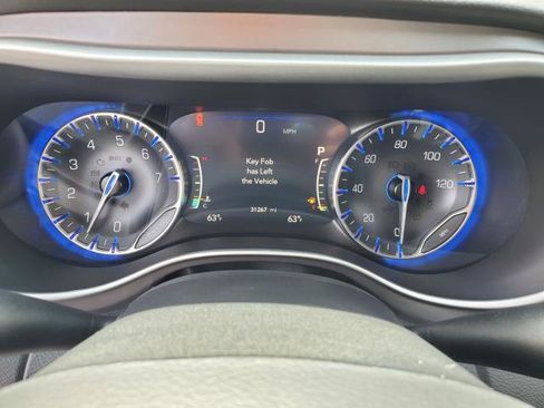 Used 2025 Chrysler Pacifica Select FWD image 10