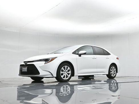Used 2025 Toyota Corolla LE image 45