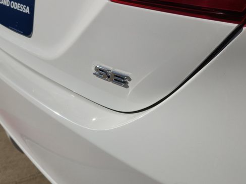 Used 2024 Toyota Camry SE image 10