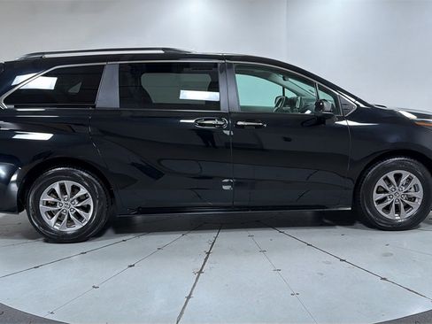 Used 2024 Toyota Sienna XLE image 6