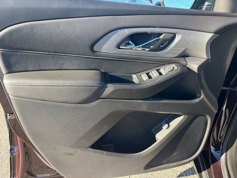 Used 2023 Chevrolet Traverse LT image 24