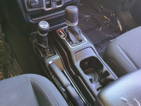 Used 2021 Jeep Gladiator Sport AWD/4WD image 18