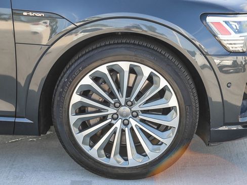 Used 2019 Audi e-tron Prestige w/ Prestige Package AWD/4WD image 10