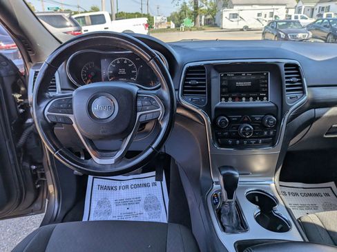 Used 2019 Jeep Grand Cherokee Laredo AWD/4WD image 37