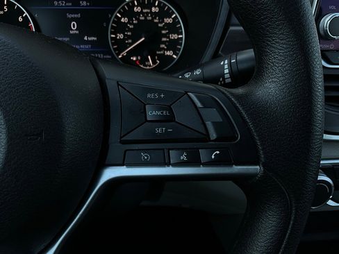 Used 2025 Nissan Altima 2.5 SV image 32