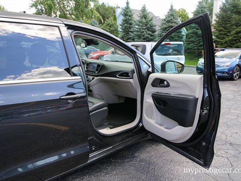 Used 2023 Chrysler Pacifica Touring-L FWD image 14