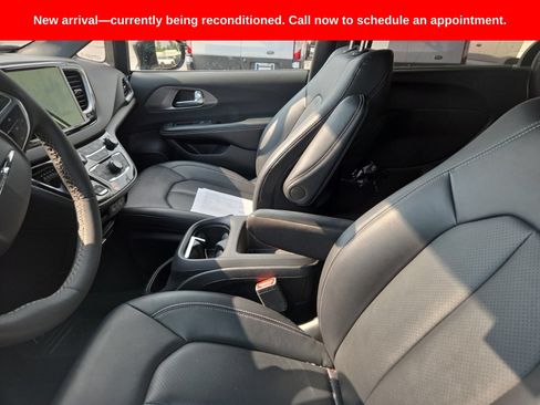 Used 2025 Chrysler Pacifica Select FWD image 9