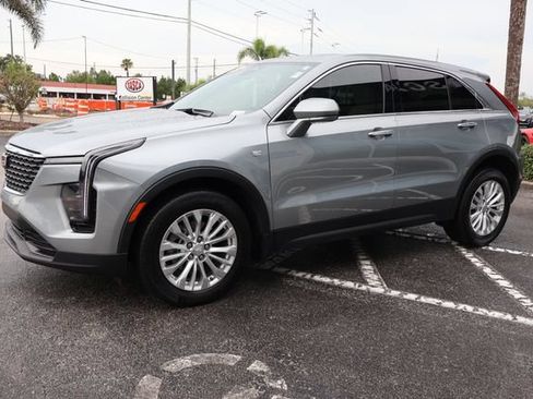 Used 2024 Cadillac XT4 Luxury w/ Cold Weather Package FWD image 3