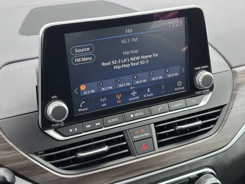 Used 2025 Nissan Altima 2.5 SV FWD image 17