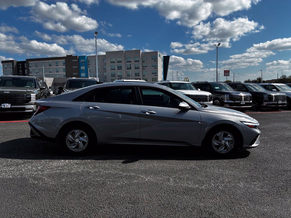 Used 2026 Hyundai Elantra SE FWD image 6