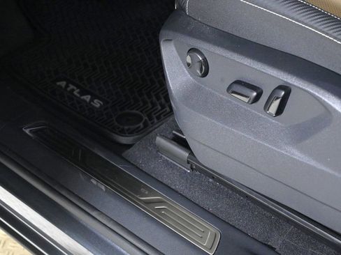 Used 2025 Volkswagen Atlas Cross Sport SE w/ Panoramic Sunroof Package image 20