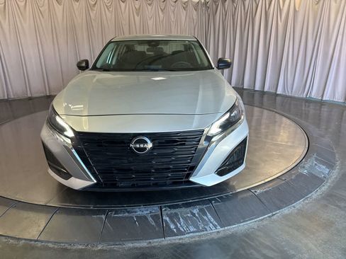 Used 2024 Nissan Altima 2.5 SV FWD image 2