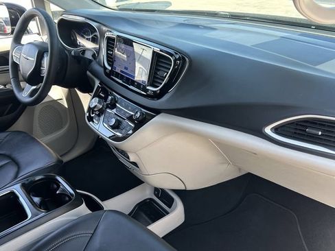 Used 2024 Chrysler Pacifica Touring-L FWD image 13