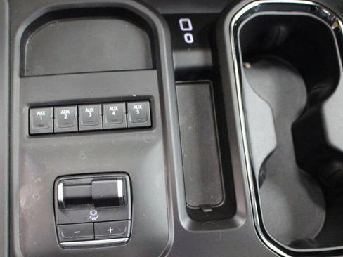 Used 2025 GMC Sierra 2500 AT4X AWD/4WD image 31