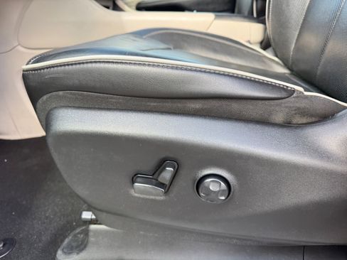 Used 2021 Chrysler Pacifica Limited image 19