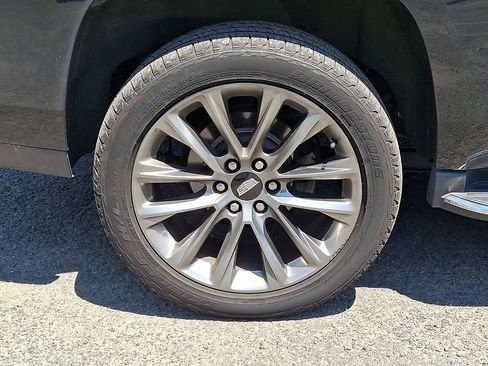 Used 2020 Cadillac Escalade Luxury w/ Escalade Sport Edition AWD/4WD image 35
