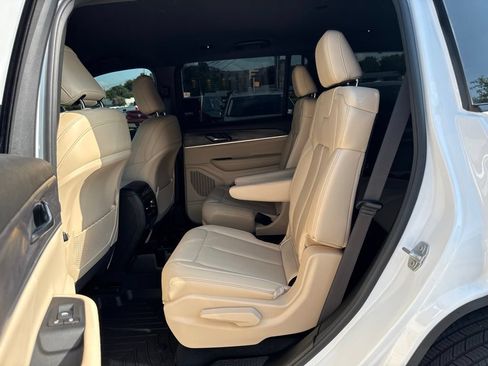 Used 2024 Jeep Grand Cherokee L Limited AWD/4WD image 24