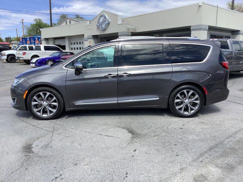 Used 2017 Chrysler Pacifica Limited FWD image 18