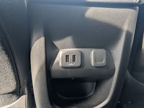 Used 2022 Chevrolet Colorado LT AWD/4WD image 12