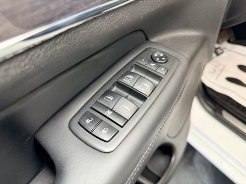 Used 2020 Jeep Grand Cherokee Overland AWD/4WD image 19