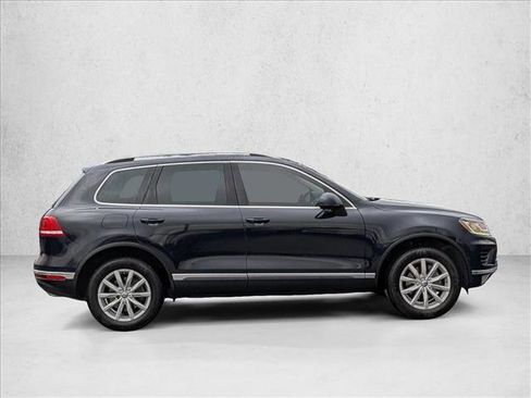 Used 2017 Volkswagen Touareg Sport image 4