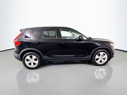 Used 2022 Volvo XC40 T4 Momentum FWD image 11