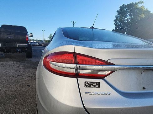 Used 2018 Ford Fusion SE w/ Fusion SE Technology Package FWD image 10