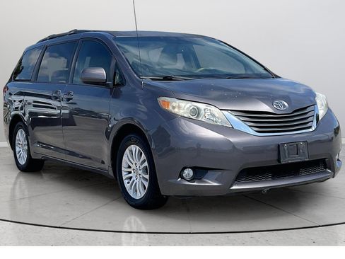 Used 2011 Toyota Sienna XLE w/ Entertainment Pkg FWD image 1