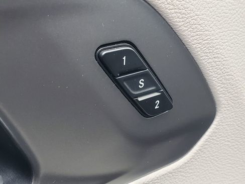 Used 2024 Chrysler Pacifica Touring-L image 15