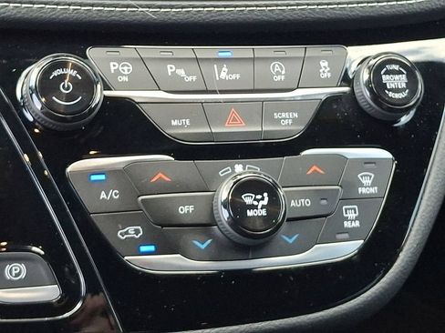 Used 2025 Chrysler Pacifica Select AWD/4WD image 15