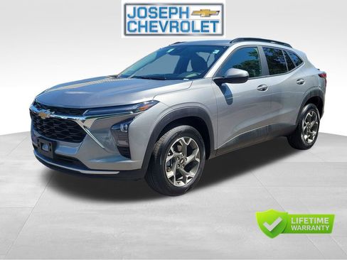 Used 2025 Chevrolet Trax LT w/ LT Convenience Package FWD image 2