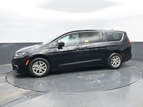 Used 2024 Chrysler Pacifica Touring-L image 5
