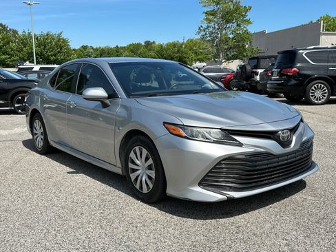 Used 2018 Toyota Camry FWD image 3