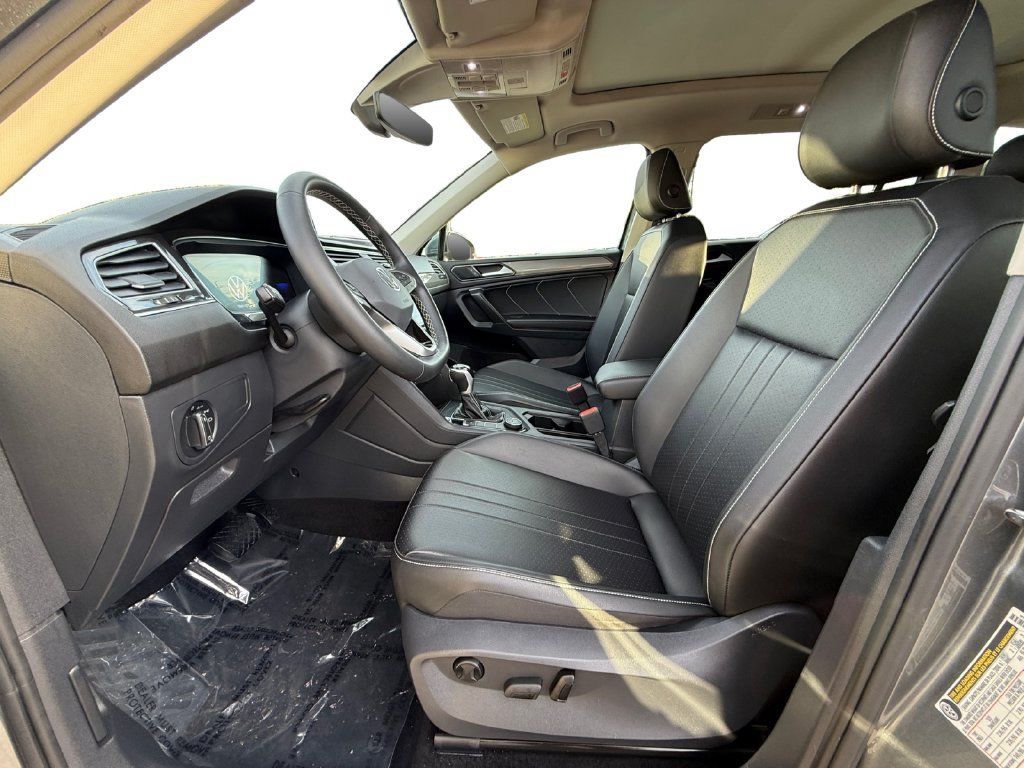 Used 2023 Volkswagen Tiguan SE w/ Panoramic Sunroof Package AWD/4WD image 9