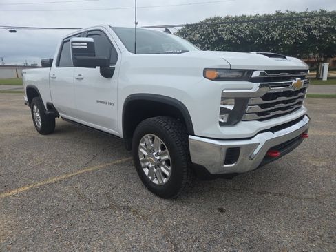 Used 2024 Chevrolet Silverado 2500 LT AWD/4WD image 15
