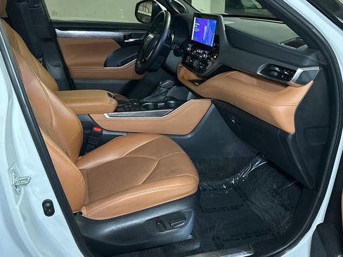 Used 2023 Toyota Highlander Platinum image 11