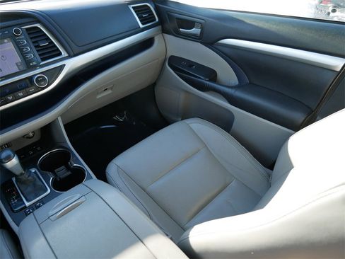 Used 2015 Toyota Highlander XLE image 16