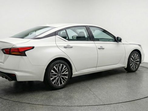 Used 2025 Nissan Altima 2.5 SV image 9