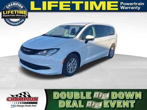 Used 2023 Chrysler Voyager LX image 1