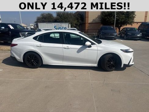 Used 2025 Toyota Camry SE image 2