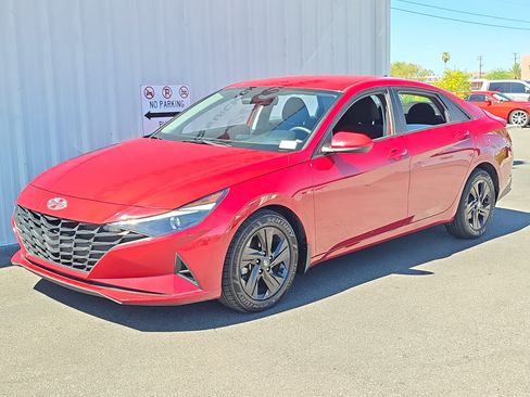 Used 2023 Hyundai Elantra SEL w/ Preferred Accessory Package FWD image 3
