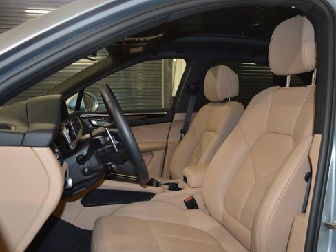 Certified 2025 Porsche Macan image 5