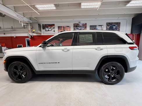 Used 2023 Jeep Grand Cherokee Altitude AWD/4WD image 2