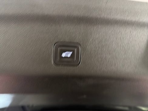 Used 2023 GMC Yukon XL SLT w/ SLT Premium Package RWD image 9